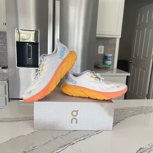 *BRAND NEW* • Women’s Hoka Arahi 6: Size 8  (Medium Width)